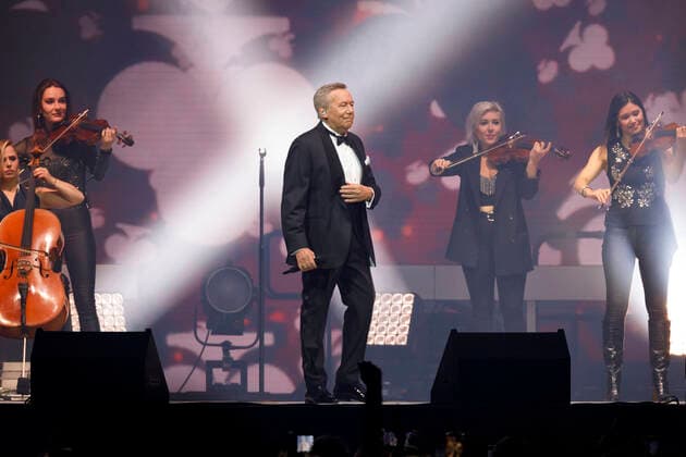 Roland Kaiser bei einem Konzert im Rahmen seiner Alles oder Dich -Tour in der Lanxess-Arena. Köln, 10.10.2021