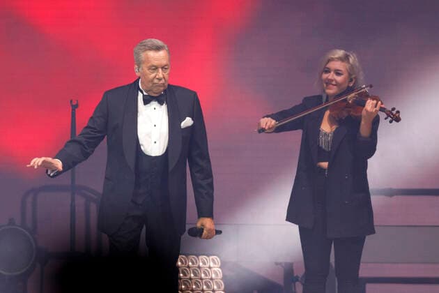 Roland Kaiser bei einem Konzert im Rahmen seiner Alles oder Dich -Tour in der Lanxess-Arena. Köln, 10.10.2021