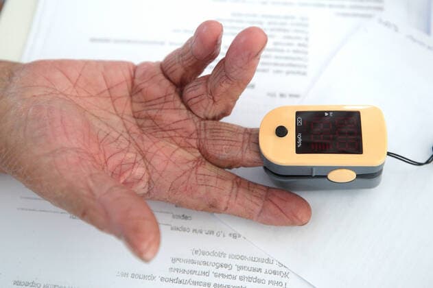 KAZAN, RUSSIA â€” OCTOBER 11, 2021: A visitor has oxygen levels in the blood measured using a pulse oximeter before receiving a vaccine against COVID-19 at a temporary vaccination site outside the Mega shopping centre. Since the start of the pandemic, Tatarstan has confirmed more than 27,000 cases of COVID-19. Since 1 October, the number of new confirmed cases has been increasing in Tatarstan by more than 60 daily. Tatarstan has announced additional restrictions which are coming into force starting from 11 October 2021 in connection with the rising daily number of new COVID-19 cases. People over 65 who havenâ€™t had COVID-19 or havenâ€™t received a vaccine against COVID-19 in the last six months are required to self-isolate. Theatres, cinemas, ci  TS113BEF