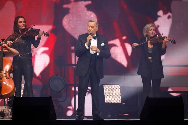 Roland Kaiser bei einem Konzert im Rahmen seiner Alles oder Dich -Tour in der Lanxess-Arena. Köln, 10.10.2021