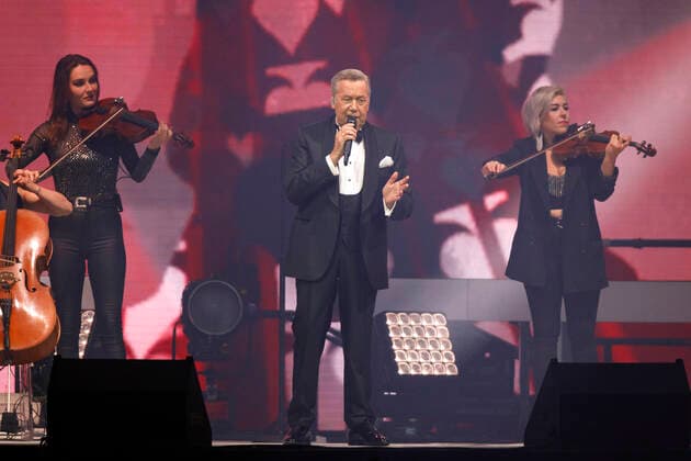 Roland Kaiser bei einem Konzert im Rahmen seiner Alles oder Dich -Tour in der Lanxess-Arena. Köln, 10.10.2021