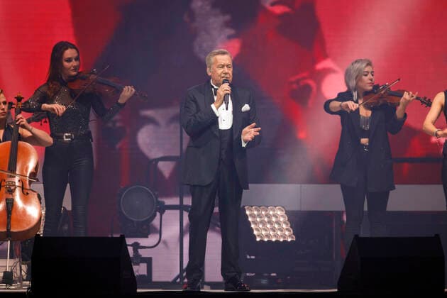 Roland Kaiser bei einem Konzert im Rahmen seiner Alles oder Dich -Tour in der Lanxess-Arena. Köln, 10.10.2021