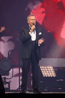 Roland Kaiser bei einem Konzert im Rahmen seiner Alles oder Dich -Tour in der Lanxess-Arena. Köln, 10.10.2021