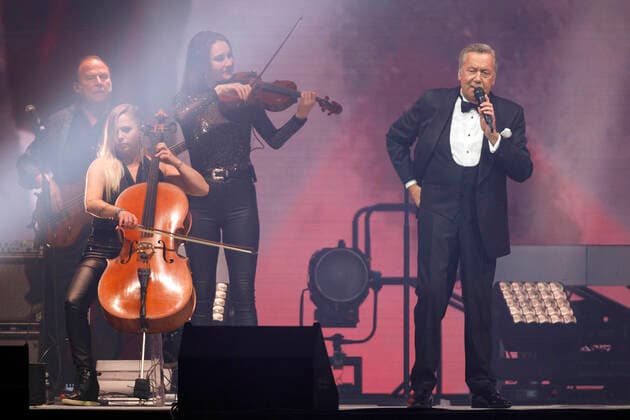 Roland Kaiser bei einem Konzert im Rahmen seiner Alles oder Dich -Tour in der Lanxess-Arena. Köln, 10.10.2021