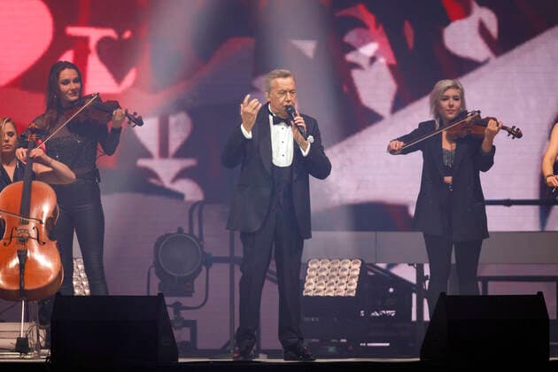 Roland Kaiser bei einem Konzert im Rahmen seiner Alles oder Dich -Tour in der Lanxess-Arena. Köln, 10.10.2021