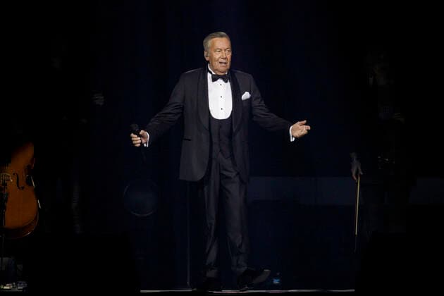 Roland Kaiser bei einem Konzert im Rahmen seiner Alles oder Dich -Tour in der Lanxess-Arena. Köln, 10.10.2021