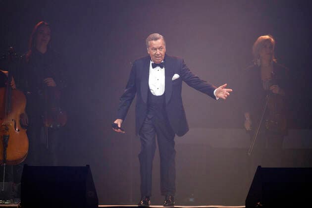 Roland Kaiser bei einem Konzert im Rahmen seiner Alles oder Dich -Tour in der Lanxess-Arena. Köln, 10.10.2021