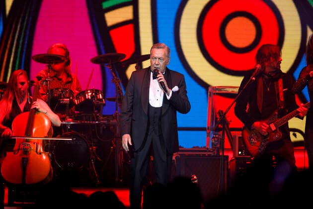 Roland Kaiser bei einem Konzert im Rahmen seiner Alles oder Dich -Tour in der Lanxess-Arena. Köln, 10.10.2021