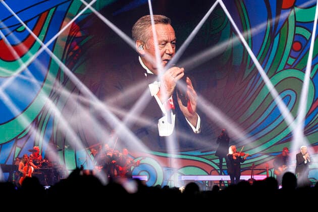 Roland Kaiser bei einem Konzert im Rahmen seiner Alles oder Dich -Tour in der Lanxess-Arena. Köln, 10.10.2021