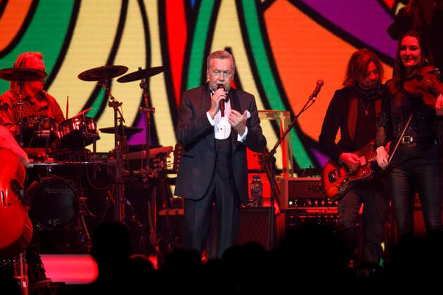 Roland Kaiser bei einem Konzert im Rahmen seiner Alles oder Dich -Tour in der Lanxess-Arena. Köln, 10.10.2021