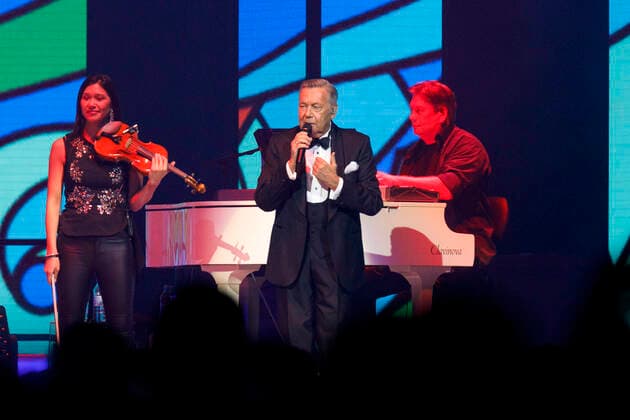 Roland Kaiser bei einem Konzert im Rahmen seiner Alles oder Dich -Tour in der Lanxess-Arena. Köln, 10.10.2021