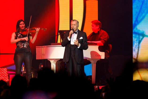 Roland Kaiser bei einem Konzert im Rahmen seiner Alles oder Dich -Tour in der Lanxess-Arena. Köln, 10.10.2021