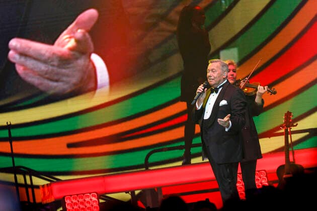 Roland Kaiser bei einem Konzert im Rahmen seiner Alles oder Dich -Tour in der Lanxess-Arena. Köln, 10.10.2021