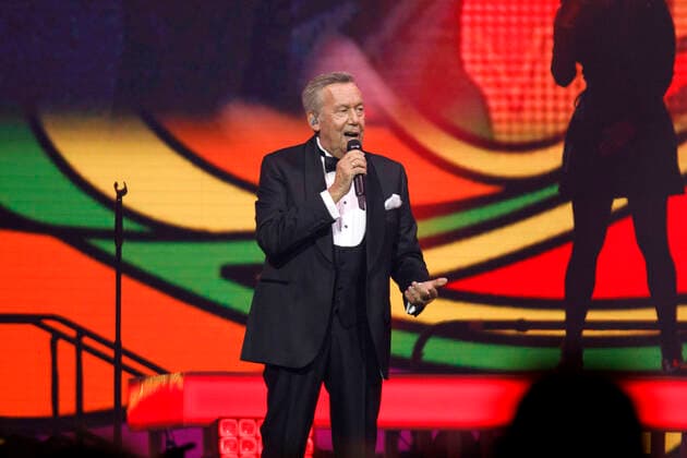 Roland Kaiser bei einem Konzert im Rahmen seiner Alles oder Dich -Tour in der Lanxess-Arena. Köln, 10.10.2021