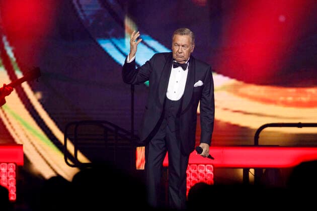 Roland Kaiser bei einem Konzert im Rahmen seiner Alles oder Dich -Tour in der Lanxess-Arena. Köln, 10.10.2021