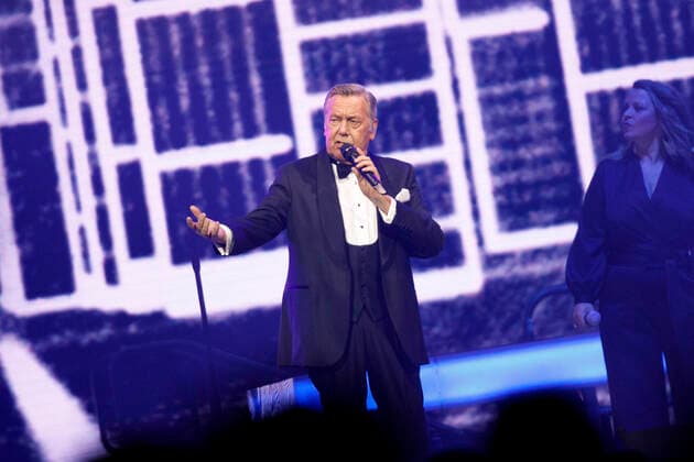 Roland Kaiser bei einem Konzert im Rahmen seiner Alles oder Dich -Tour in der Lanxess-Arena. Köln, 10.10.2021