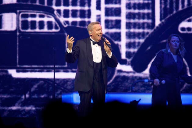 Roland Kaiser bei einem Konzert im Rahmen seiner Alles oder Dich -Tour in der Lanxess-Arena. Köln, 10.10.2021