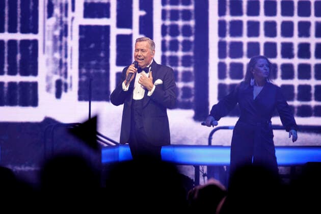 Roland Kaiser bei einem Konzert im Rahmen seiner Alles oder Dich -Tour in der Lanxess-Arena. Köln, 10.10.2021