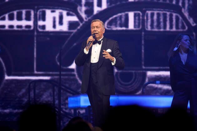 Roland Kaiser bei einem Konzert im Rahmen seiner Alles oder Dich -Tour in der Lanxess-Arena. Köln, 10.10.2021