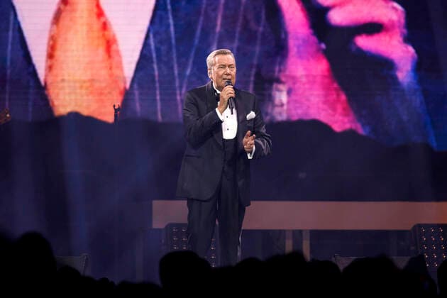 Roland Kaiser bei einem Konzert im Rahmen seiner Alles oder Dich -Tour in der Lanxess-Arena. Köln, 10.10.2021