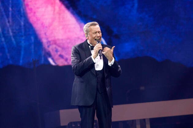 Roland Kaiser bei einem Konzert im Rahmen seiner Alles oder Dich -Tour in der Lanxess-Arena. Köln, 10.10.2021