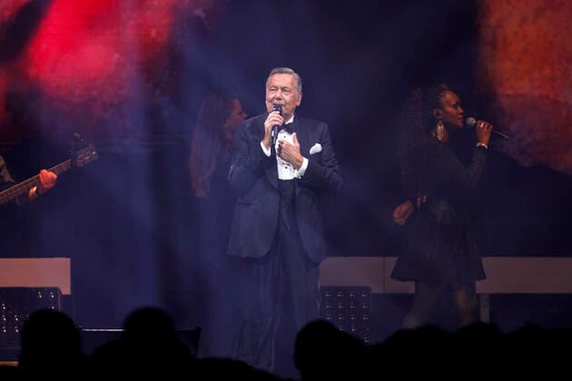 Roland Kaiser bei einem Konzert im Rahmen seiner Alles oder Dich -Tour in der Lanxess-Arena. Köln, 10.10.2021