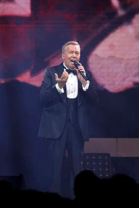Roland Kaiser bei einem Konzert im Rahmen seiner Alles oder Dich -Tour in der Lanxess-Arena. Köln, 10.10.2021