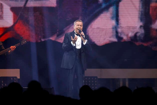 Roland Kaiser bei einem Konzert im Rahmen seiner Alles oder Dich -Tour in der Lanxess-Arena. Köln, 10.10.2021