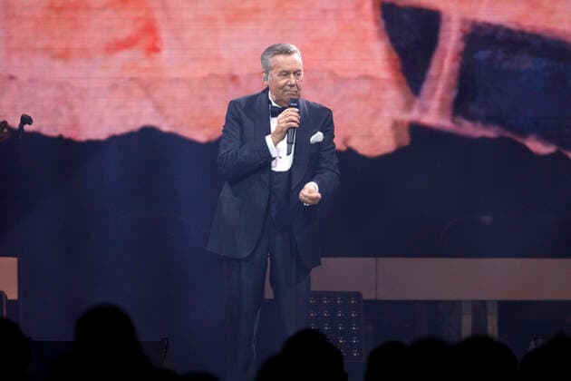 Roland Kaiser bei einem Konzert im Rahmen seiner Alles oder Dich -Tour in der Lanxess-Arena. Köln, 10.10.2021