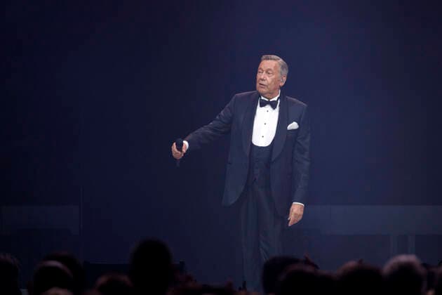 Roland Kaiser bei einem Konzert im Rahmen seiner Alles oder Dich -Tour in der Lanxess-Arena. Köln, 10.10.2021