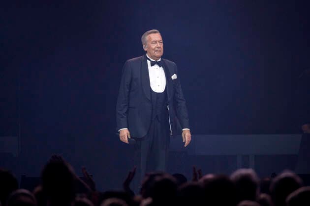 Roland Kaiser bei einem Konzert im Rahmen seiner Alles oder Dich -Tour in der Lanxess-Arena. Köln, 10.10.2021