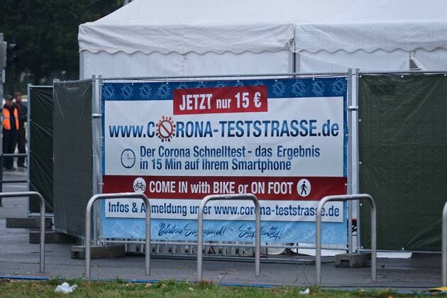 Leipzig, 11.10.2021 Corona Testzentrum auf dem Wilhelm-Leuschner-Platz Ende der kostenfreien Schnelltests. Seit heute ist der Corona-Antigen-Schnelltest bundesweit nicht mehr kostenlos sondern kostenpflichtig. Hier kostet der Test 15 Euro Sachsen Deutschland