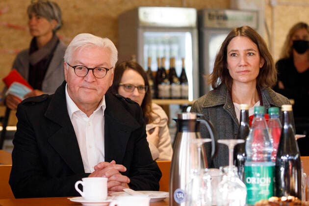 Bundespräsident Frank-Walter Steinmeier besucht das Ahrtal in Begleitung von Anne Spiegel und spricht im Weinort Mayschoß mit Winzern und Betroffenen der Flutkatastrophe von 2021, um sich im Gespräch mit Betroffenen sowie Helferinnen und Helfern ein aktuelles Bild vom Stand des Wiederaufbaus zu machen. Mayschoß, 10.10.2021 *** Federal President Frank Walter Steinmeier visits the Ahr valley accompanied by Anne Spiegel and talks to winegrowers and those affected by the flood disaster of 2021 in the wine village of Mayschoß to get an up-to-date picture of the state of reconstruction Mayschoß, 10 10 2021 Foto:xC.xHardtx xFuturexImage