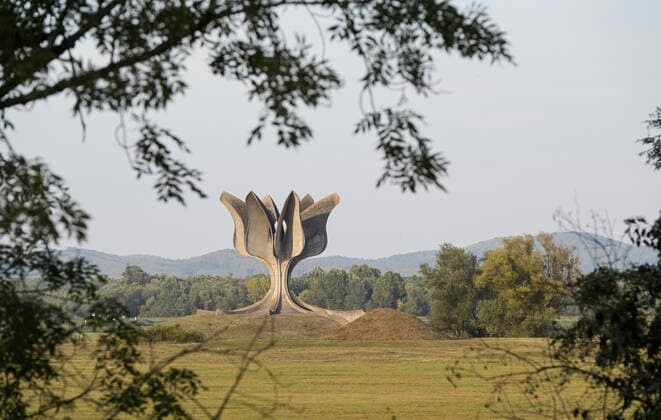 Croatia, KZ Jasenovac CROATIA, Jasenovac, memorial for victims of concentration camp where Jews, Sinti and Roma, Serbs and communist were murdered by croatian fascist Ustacha 1941-45 *** KROATIEN, Jasenovac, Gedenkstätte für das KZ Konzentrationslager Jasenovac 1941-45 wo Juden, Sinti und Roma, Serben und Kommunisten von der faschistischen USTASCHA ermordet wurden, zentrales Monument, Steinerne Blume, auf dem ehemaligen Lagergelände Croatia