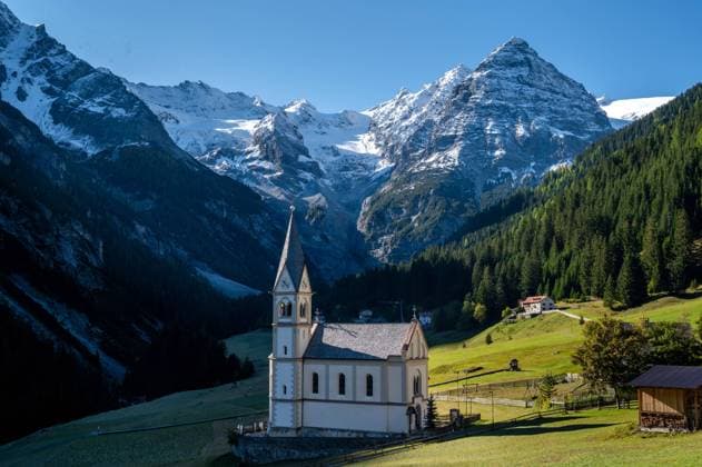 Tourismus Kunst Reisen Stifser Joch 11.10.2021, Reisen Italien, Prad im Vinschgau Pfarrkirche Trafoi Katholische Kirche mit Oraler Massiv Stilfser Joch Gebirgspass in den Ortler-Alpen. Mit einer Höhe von 2757 m s.l.m. ist das Stilfser Joch der höchste Gebirgspass in Italien und nach dem Col de lÕIseran der zweithöchste asphaltierte Gebirgspass der Alpen. Es verbindet Bormio im Veltlin mit Prad im Vinschgau Höhe 2.757 m Staatsstraße 38 Pfarrkirche Trafoi Katholische Kirche mit Oraler Massiv Copyright Eberhard Thonfeld Stilfser Joch Prad Vinschgau Italien *** Tourism Art Travel Stelvio 11 10 2021, Travel Italy, Prad in Vinschgau Parish Church Trafoi Catholic Church with Oraler Massif Stilfser Joch Mountain Pass in the Ortler Alps With an a