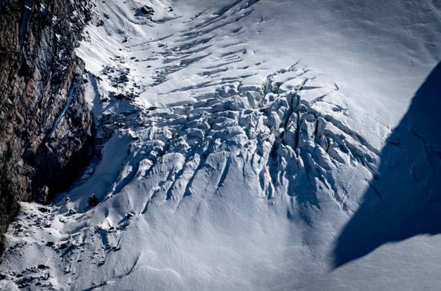 Tourismus Kunst Reisen Stifser Joch 10.10.2021, Reisen Italien, Prad im Vinschgau Achtung Gletscherspalten Skigebiet Stilfser Gletscher das größte Sommer-Skigebiet in den Alpen 30 Kilometer Pisten - abwechslungsreich von mittelschwer bis leicht - zwischen 2758 und 3450 Metern am Passo Monte Cristallo, wo auch die großen Ski-Champions sich auf die neue Saison vorbereiten. Copyright Eberhard Thonfeld Stilfser Joch Prad Vinschgau Italien *** Tourism Art Travel Stelvio 10 10 2021, Travel Italy, Prad Val Venosta Attention Glacier Crevasses Ski Resort Stelvio Glacier the largest summer ski resort in the Alps 30 kilometers of slopes varied from moderate to easy between 2758 and 3450 meters at Passo Monte Cristallo, where even the great ski champ