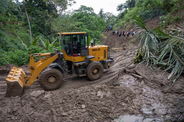 Flash Floods In Sigi, Central Sulawesi, Indonesia Heavy equipment operators remove material that blocked the Trans Palu-Kulawi road due to flash floods and landslides in Salua Village, Kulawi District, Sigi Regency, Central Sulawesi Province, Indonesia on October 11, 2021. The flash flood that occurred on October 10, 2021 night due to heavy rain caused dozens of houses to be heavily damaged. and as many as 42 heads of families were forced to flee to safe places including local churches. Previously, the local Meteorology, Climatology and Geophysics Agency (BMKG) had warned of a potential disaster with forecasts of rain and strong winds in several areas in Central Sulawesi. Sigi Regency, Central Sulawesi CENTRAL SULAWESI Indonesia marzuki-he  Copyright: xBasrixMarzukix