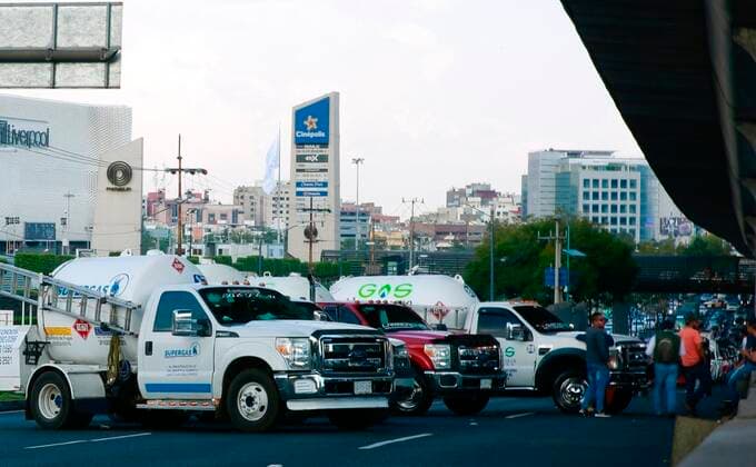 Members of the National Gas Association demonstrate today, in the Perisur area of ??Mexico City, Mexico 11 October 2021. The Mexican National Gas Association protested this Monday with an indefinite work stoppage and street closings due to the increase in fuel prices defined by the Energy Regulatory Commission (CRE) in the midst of the Government s energy changes. Members of the gas union of Mexico protest with a strike against prices and government measures !ACHTUNG: NUR REDAKTIONELLE NUTZUNG!  Copyright: xCarlosxRamírezx MEX3728 20211011-d9689dd981915bd20357389473ef0402b66f50c6