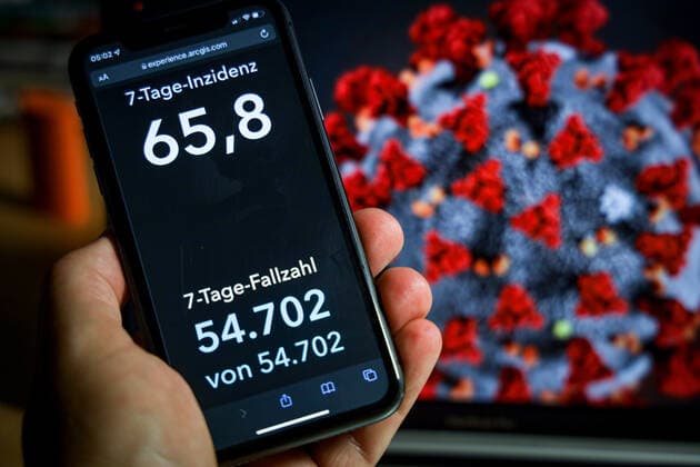 Coronavirus in Deutschland - Covid-19-Dashboard des Robert Koch-Institut 12.10.2021: Robert Koch-Institut: 7-Tage-Inzidenz 65,8. 7-Tage-Fallzahl 54.702. COVID-19-Fälle 4.318.355. Zugang um 4.971 gegenüber dem Vortag. COVID-19-Todesfälle 94.297. Zugang um 88 gegenüber dem Vortag.