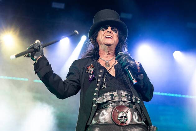 WEST PALM BEACH, FL - OCTOBER 10: Alice Cooper performs at The iTHINK Financial Amphitheatre on October 10, 2021 in West Palm Beach Florida. Copyright: xMPI140 MediaPunchx