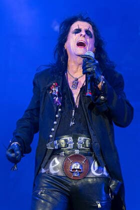 WEST PALM BEACH, FL - OCTOBER 10: Alice Cooper performs at The iTHINK Financial Amphitheatre on October 10, 2021 in West Palm Beach Florida. Copyright: xMPI140 MediaPunchx