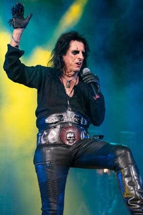 WEST PALM BEACH, FL - OCTOBER 10: Alice Cooper performs at The iTHINK Financial Amphitheatre on October 10, 2021 in West Palm Beach Florida. Copyright: xMPI140 MediaPunchx