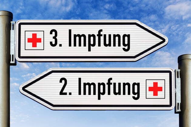 FOTOMONTAGE, Wegweiser mit Aufschrift zweite und dritte Impfung, Symbolfoto Booster-Impfung