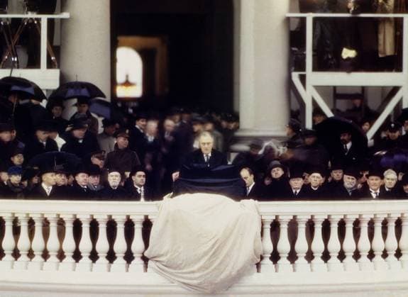 President Franklin Roosevelt delivers his inaugural address on the East Portico of the US Capitol, January 20, 1937. This early color new photo was taken by New York Daily News photographers, Harry Warnecke and Robert Cranston. VIP witnesses include Eleanor Roosevelt, his son James, and five Supreme Court justices. The presidential seal is protected from the rain by canvas (BSIC_2020_12_76) PUBLICATIONXNOTxINxCANxCHNxFRAxITAxJPNxNORxPOLxRUSxESPxUKxUSA