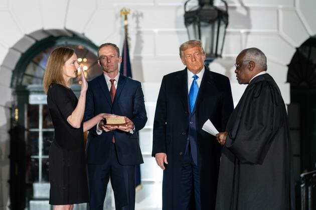 Supreme Court Associate Justice Clarence Thomas swears in Judge Amy Coney Barrett as a fellow Supreme Court Associate Justice, Oct. 26, 2020. The White House South Portico is decorated with American and US state flags (BSLOC_2020_9_20) PUBLICATIONXNOTxINxCANxCHNxFRAxITAxJPNxNORxPOLxRUSxESPxUKxUSA