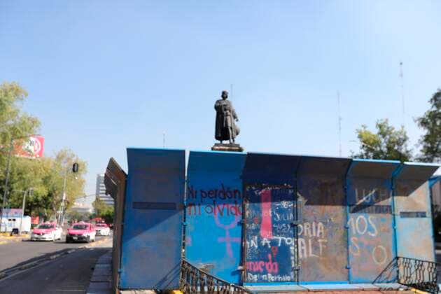 A picture taken from the monument to Christopher Columbus surrounded by metal fences to avoid being affected, today, during Columbus Day, in Mexico City, Mexico, 12 October 2021. The statue of Christopher Columbus that is still on the streets of Mexico City woke up fenced off this Columbus Day due to possible altercations, the same day that the capital s government announced that a second monument to the navigator will be replaced by the replica of an archaeological piece of an indigenous woman. EFE Mario Guzman Columbus statue in Mexico City dawns fenced in on Columbus Day !ACHTUNG: NUR REDAKTIONELLE NUTZUNG!  Copyright: xMarioxGuzmanx MEX3757 20211012-44638e1b99b1f7afae13215d579f72d26d02d61b