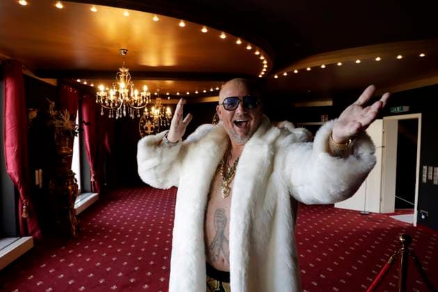 28.09.2021 Dorsten Prinz Alexander von Anhalt in seinem ehemaligen Swingerclub den er zur Spielhalle umgebaut hat nachdem er lange wegen der Corona Pandemie schliessen musste . *** 28 09 2021 Dorsten Prince Alexander von Anhalt in his former swingers club which he converted into a gambling hall after it had to close for a long time because of the Corona pandemic.