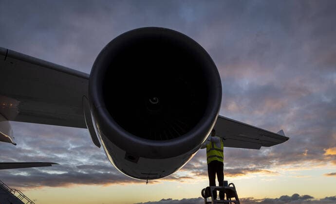 Ankunft von Bundesfinanzminister Olaf Scholz, SPD, in Washington, hier arbeitet ein Techniker am Triebwerk eines Airbus A 340 der Flugbereitschaft der Bundeswehr BMVG auf dem Rollfeld. 12.10.2021 Washington USA *** Arrival of Federal Minister of Finance Olaf Scholz, SPD, in Washington, here a technician works on the engine of an Airbus A 340 of the Bundeswehr Air Force BMVG on the tarmac 12 10 2021 Washington USA Copyright: xThomasxKoehler photothek.dex