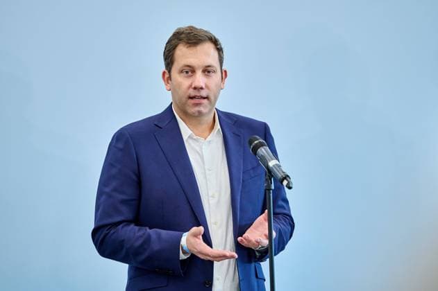 Lars Klingbeil (SPD) beim Pressestatement nach den Sondierungsgesprächen zwischen SPD, Bündnis90 Die Grünen und FDP für mögliche Koalitionsverhandlungen zur Bildung einer neuen Bundesregierung im Hub27 in Berlin. Lars Klingbeil (SPD) at the press statement after the exploratory talks between SPD, Bündnis90 Die Grünen and FDP for possible coalition negotiations to form a new federal government in Hub27 in Berlin. snapshot-photography F.Boillot *** Lars Klingbeil SPD at the press statement after the exploratory talks between SPD, Bündnis90 Die Grünen and FDP for possible coalition negotiations to form a new federal government in Hub27 in Berlin Lars Klingbeil SPD at the press statement after the exploratory talks between SPD, Bündnis90 Die