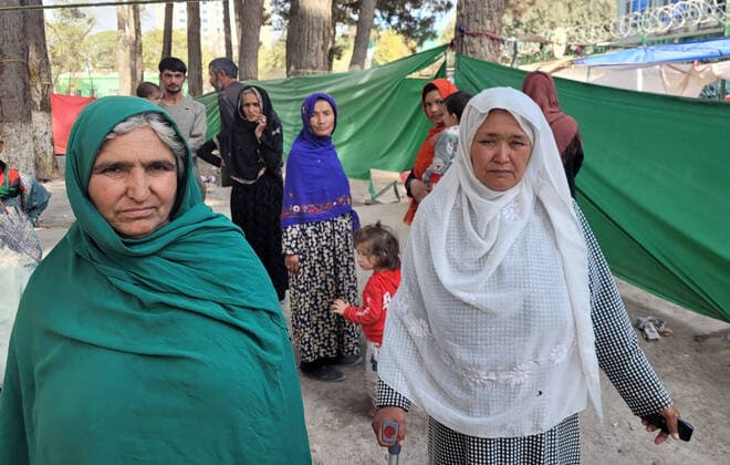 Frauen unter dem Taliban Regime in Afghanistan KABUL, AFGHANISTAN - OCTOBER 6, 2021: Women live in a tent camp for refugees from Baghlan Province. On August 15, the Taliban forces entered Kabul without any resistance from the government, President Ashraf Ghani fleeing the country. On September 6, the Taliban stated they had established control over the whole territory of the republic. A day later, new government members were revealed to include solely Taliban representatives and be mostly Pashtun, the largest ethnic group in Afghanistan. Alexandra Kovalskaya TASS  TS113F92